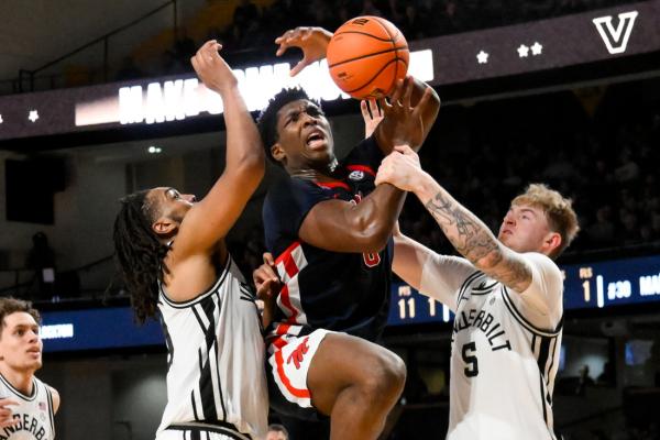 Vanderbilt gives up big lead, still beats No. 24 Ole Miss