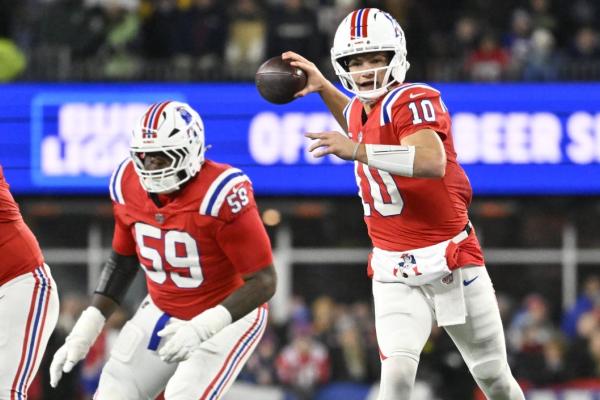 Patriots extend win streak to 10 games, beat down hapless Giants