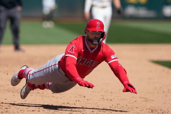 Angels avert road sweep vs. A's with 5-run 8th thumbnail