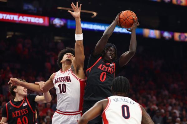 No. 1 Arizona cranks up the D, limits San Diego State to 45 points