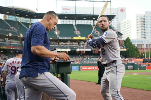 Report: Astros will not renew contract of hitting coach Alex Cintron