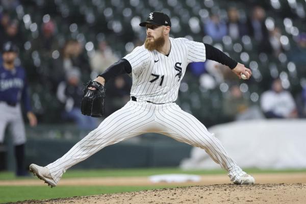 White Sox place two pitchers on 15-day injured list