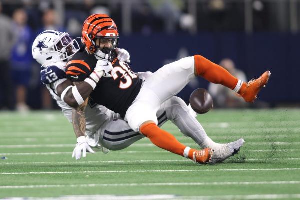 Cowboys LB DeMarvion Overshown injures knee vs. Bengals thumbnail