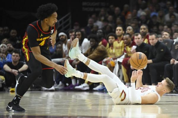 Trae Young dishes 22 assists as Hawks clip Cavaliers