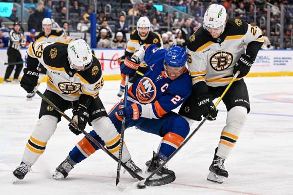 Bruins’ three-goal third keeps Islanders reeling