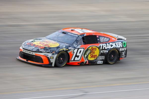 Chase Briscoe edges teammate Denny Hamlin for Pocono victory