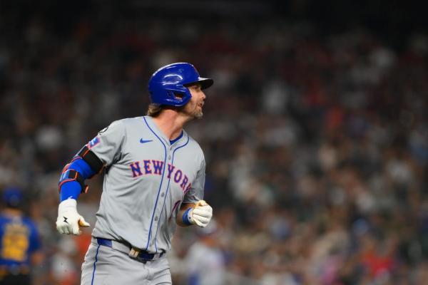 Mets 2B Jeff McNeil breaks wrist in 'huge blow' to team thumbnail