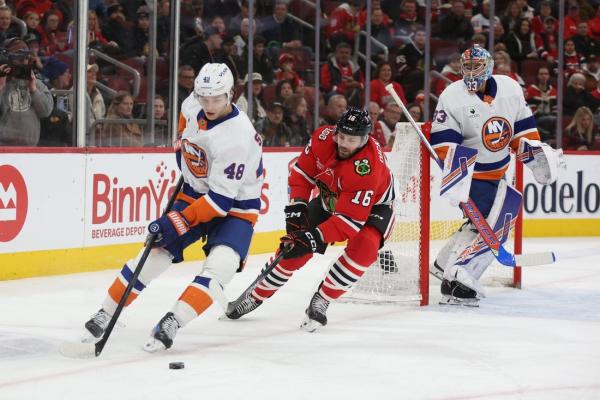 Bo Horvat powers Islanders past Blackhawks in shootout