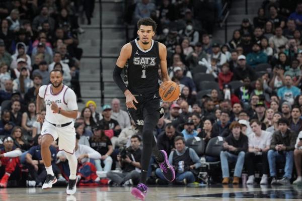 Bucks look to end road trip on high note, will battle slumping Spurs