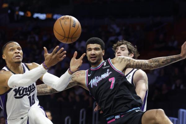 Zach LaVine has season-high 42 as Kings control Heat