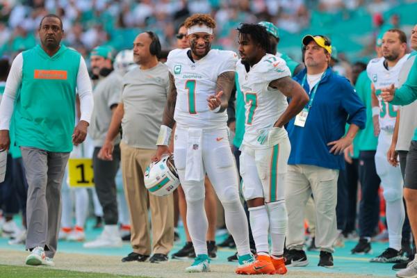 Dolphins QB Tua Tagovailoa, WR Jaylen Waddle out vs. Browns thumbnail