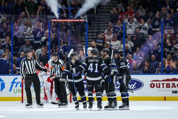 Lightning crush Red Wings with second-period scoring flurry