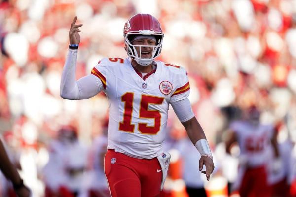 Patrick Mahomes, Chiefs put unbeaten streak on line vs. Raiders thumbnail