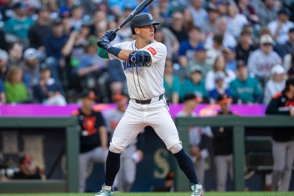 Report: Rangers add versatile Dylan Moore on minor league contract