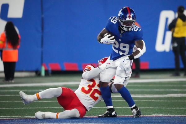 Giants RB Tyrone Tracy exits with right arm injury