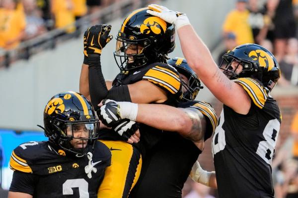 Iowa blows past UMass behind 3 Mark Gronowski TDs