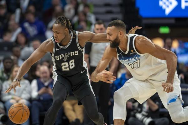 Timberwolves escape wild finish to defeat Spurs