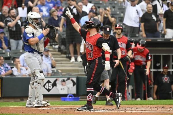 White Sox bash four homers, thrash Cubs in series opener