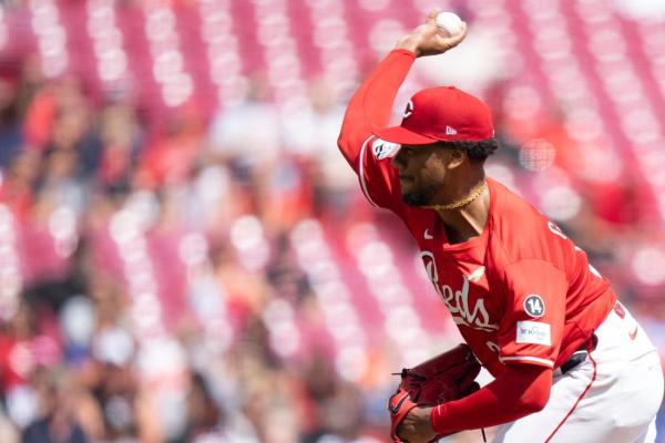Hunter Greene, Reds hold off Mets to win series