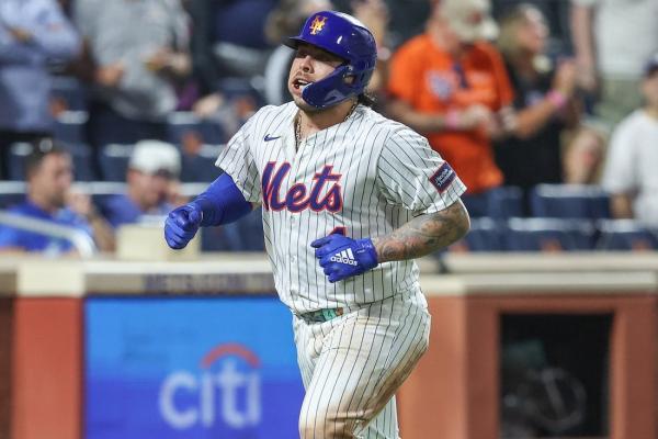 Mets C Francisco Alvarez plans to play through pinky fracture