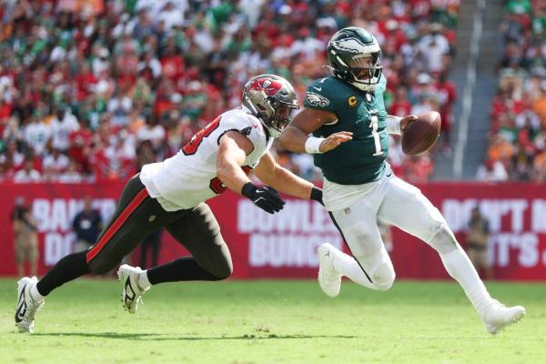 Eagles hold off Buccaneers charge to remain unbeaten