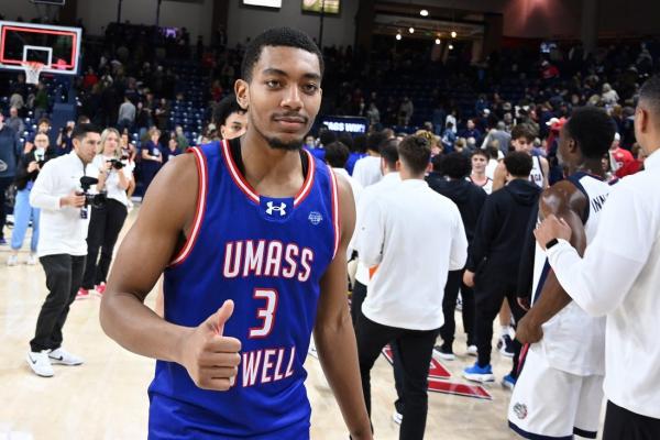 UMass Lowell continues Northwest run at Washington