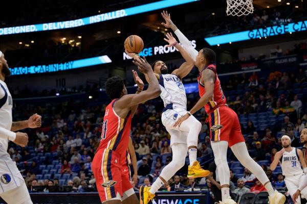 Mavericks hang on for win over Pelicans