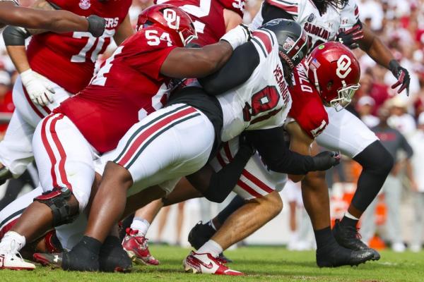 South Carolina’s defense scores 2 TDs in rout of Oklahoma