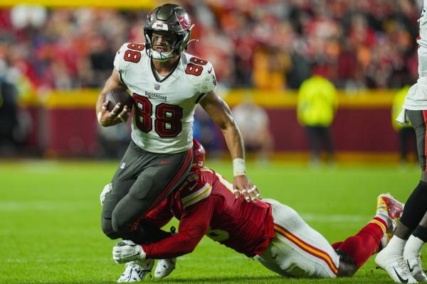 49ers hope Christian McCaffrey will make season debut vs. Bucs thumbnail