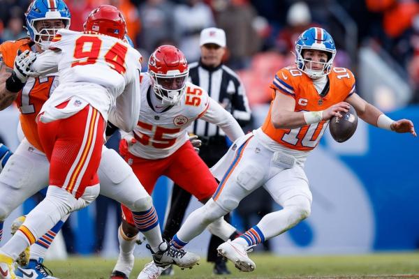 Broncos blast Chiefs to clinch playoff spot