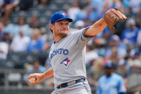 Blue Jays beat Royals to end skid, clinch playoff berth