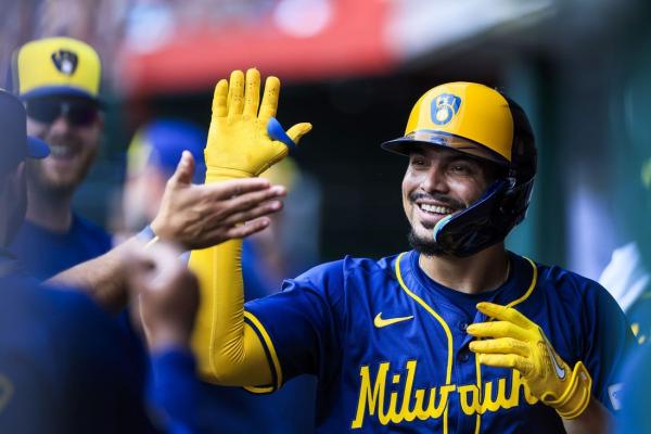 Brewers get the better of Reds in 10 innings thumbnail