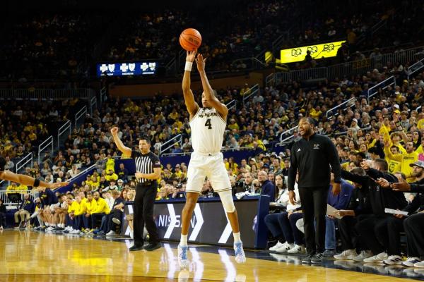 No. 4 Michigan hopes for bounce-back effort at Washington