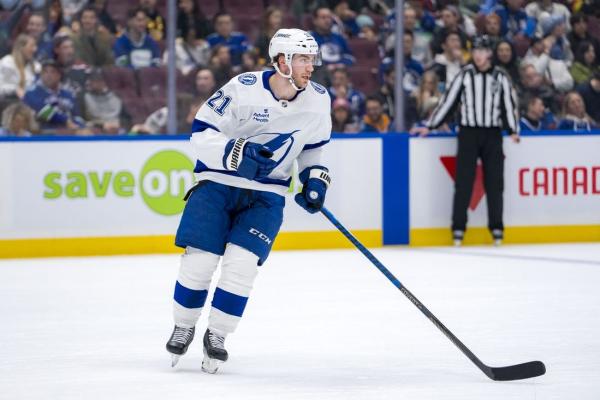 Brayden Point has four-point night as Lightning beat Canucks