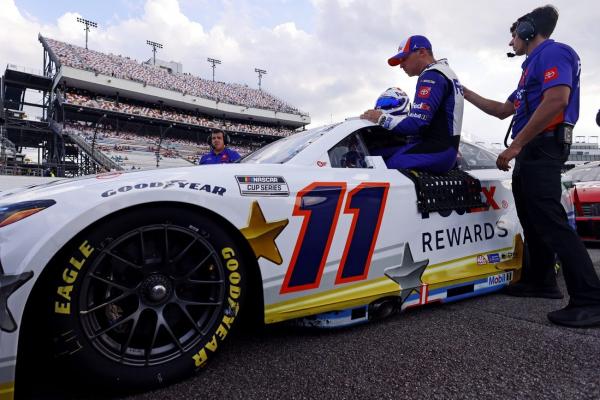 Hometown hero Denny Hamlin lands pole at Richmond