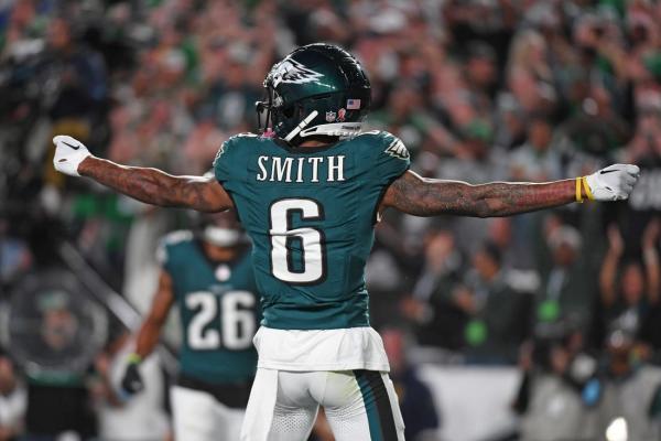 Eagles WR DeVonta Smith (concussion) leveled by fierce hit thumbnail