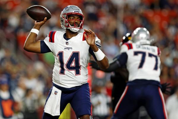 Patriots QB Jacoby Brissett suffers right shoulder injury thumbnail