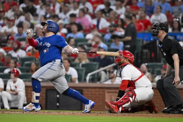 Blue Jays smack 16 hits to edge Cards