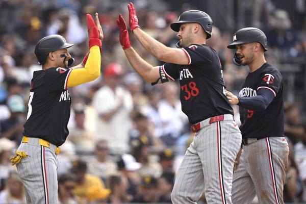 Twins pile up 18 hits to pound Padres thumbnail