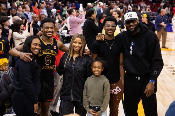 LeBron James' family remains evacuated due to wildfires thumbnail