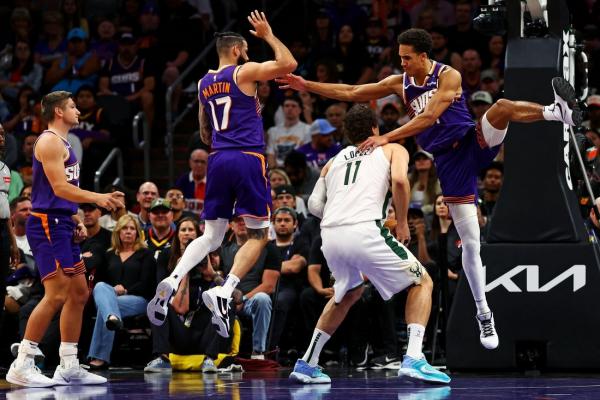 Devin Booker’s late bucket lifts Suns over Bucks