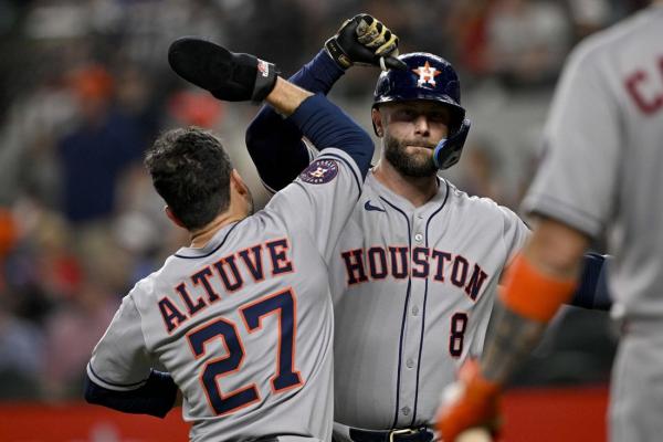 Astros’ offense comes alive in win over Rangers