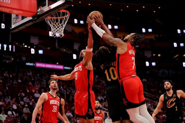 Rockets make clutch plays, hold off Cavaliers thumbnail