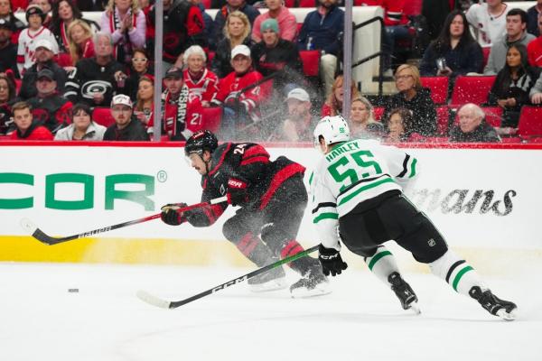 Hurricanes stun Stars with 5-goal 3rd period