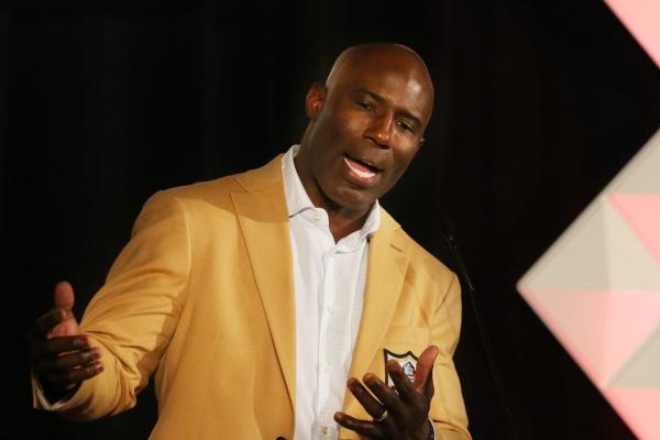 United Airlines apologizes for treatment of Terrell Davis thumbnail