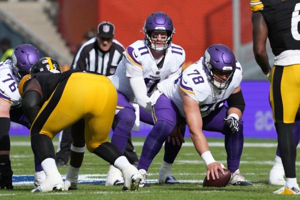 Vikes open 21-day window for C Ryan Kelly (concussion)