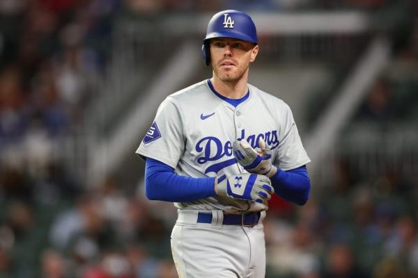 Dodgers 1B Freddie Freeman rolls ankle, leaves game