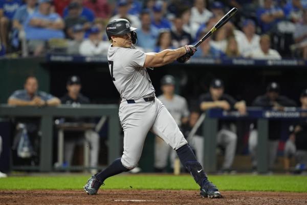 Giancarlo Stanton's homer gives Yankees 2-1 edge on Royals thumbnail