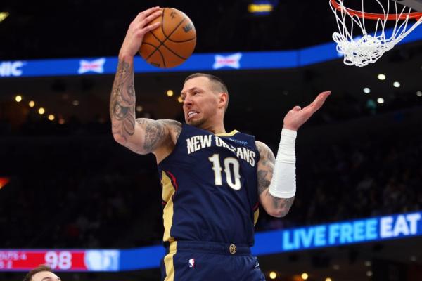 Pelicans trading C Daniel Theis to OKC