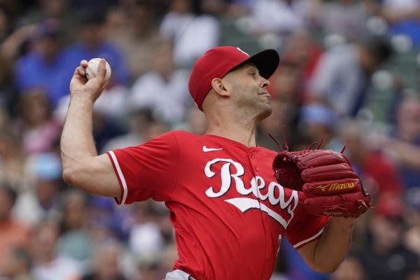 Reds’ RHP Nick Martinez opts for free agency